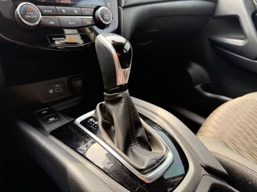 Used 2019 Nissan Rogue SV w/ Premium Package FWD image 18
