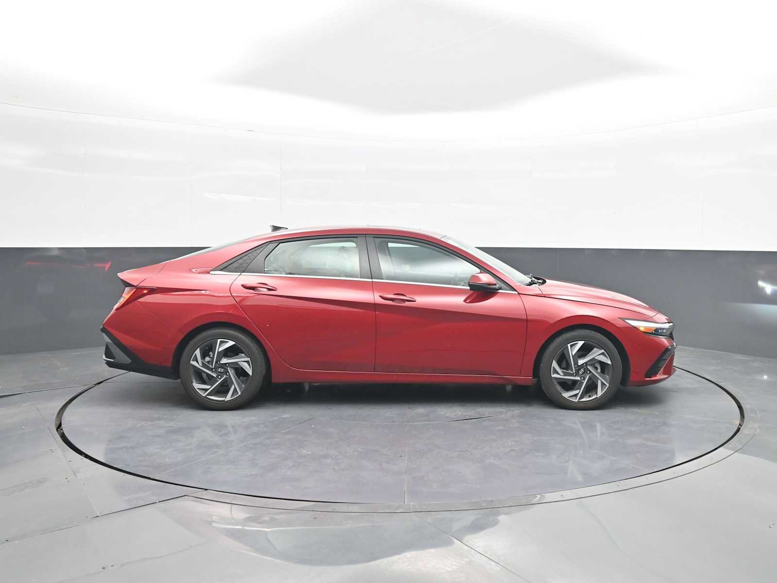Used 2025 Hyundai Elantra Limited FWD image 9