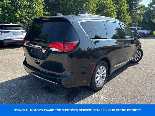 Used 2018 Chrysler Pacifica Touring-L w/ Premium Audio Group FWD image 3