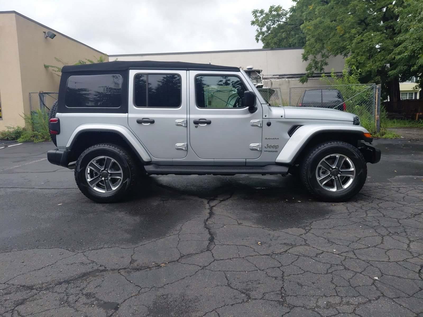 Used 2022 Jeep Wrangler Unlimited Sahara w/ LED Lighting Group AWD/4WD image 30