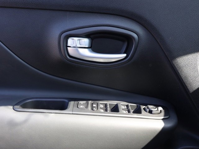 New 2023 Jeep Renegade Latitude w/ Sun & Fun Group image 24