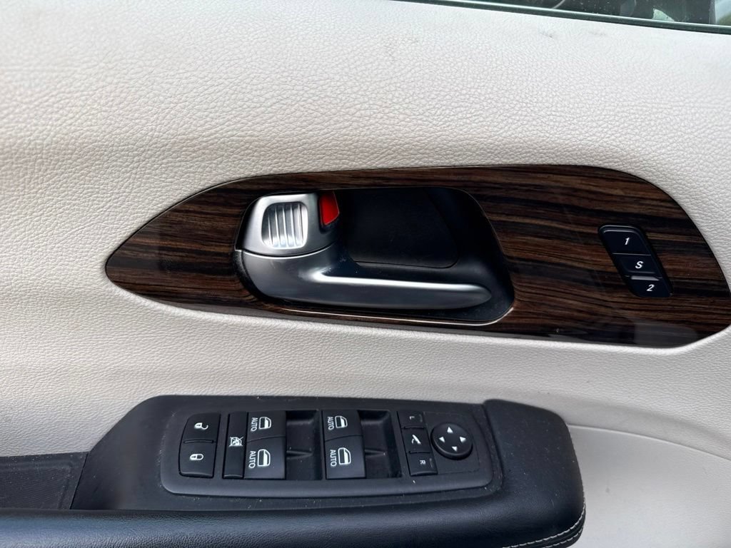 Used 2022 Chrysler Pacifica Limited FWD image 17