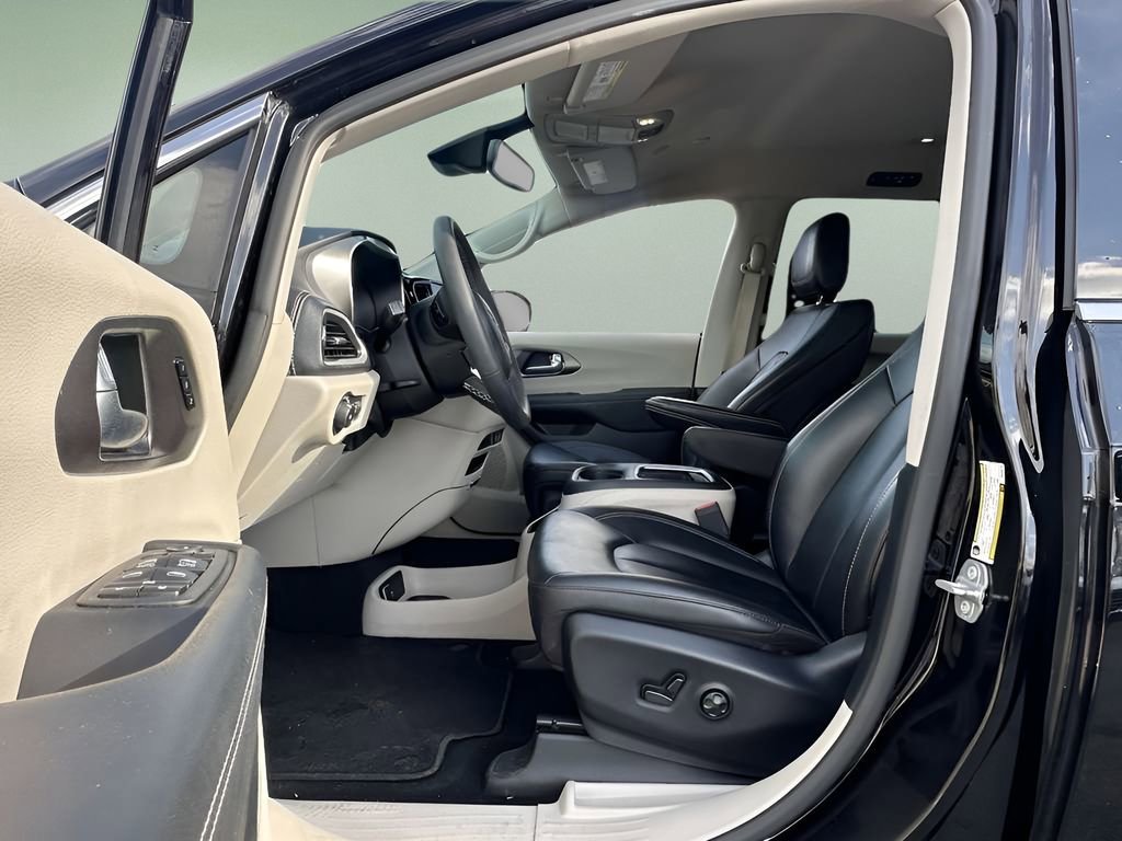 Used 2024 Chrysler Pacifica Select image 9