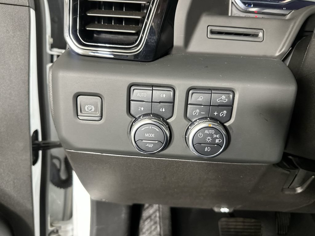 Used 2025 GMC Sierra 3500 AT4 w/ AT4 Preferred Package AWD/4WD image 21