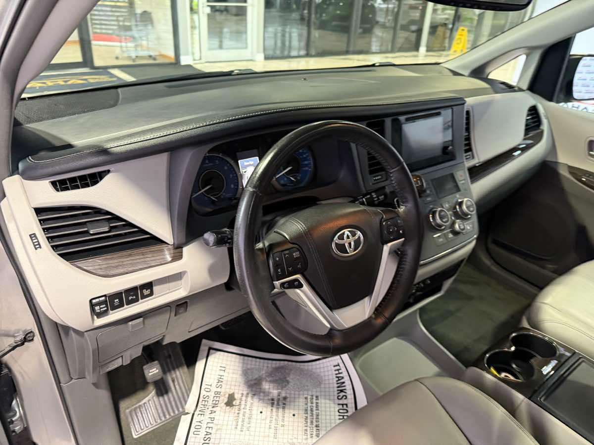 Used 2017 Toyota Sienna XLE w/ XLE Navigation Package AWD/4WD image 33