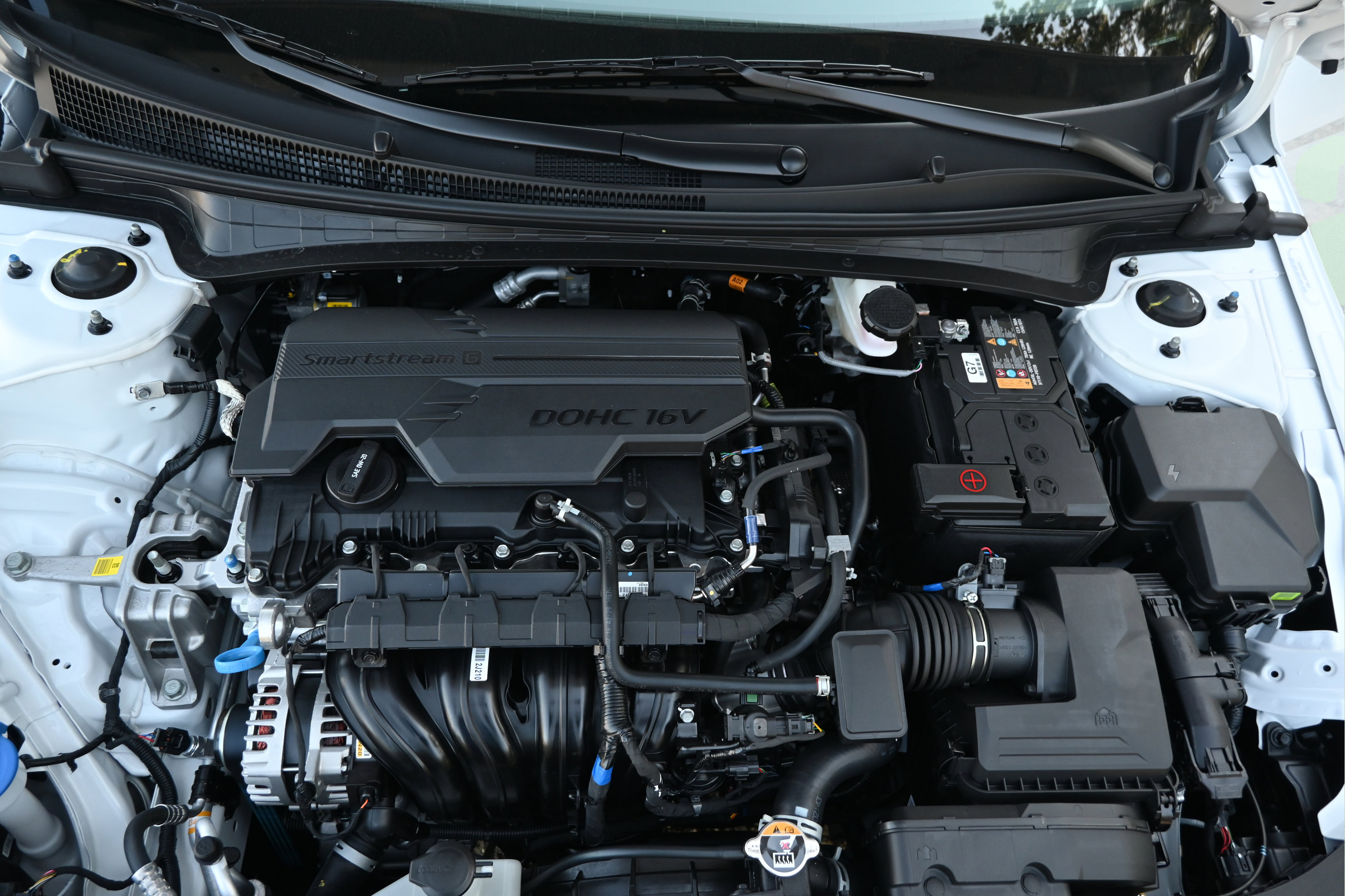Certified 2025 Hyundai Elantra SE FWD image 12