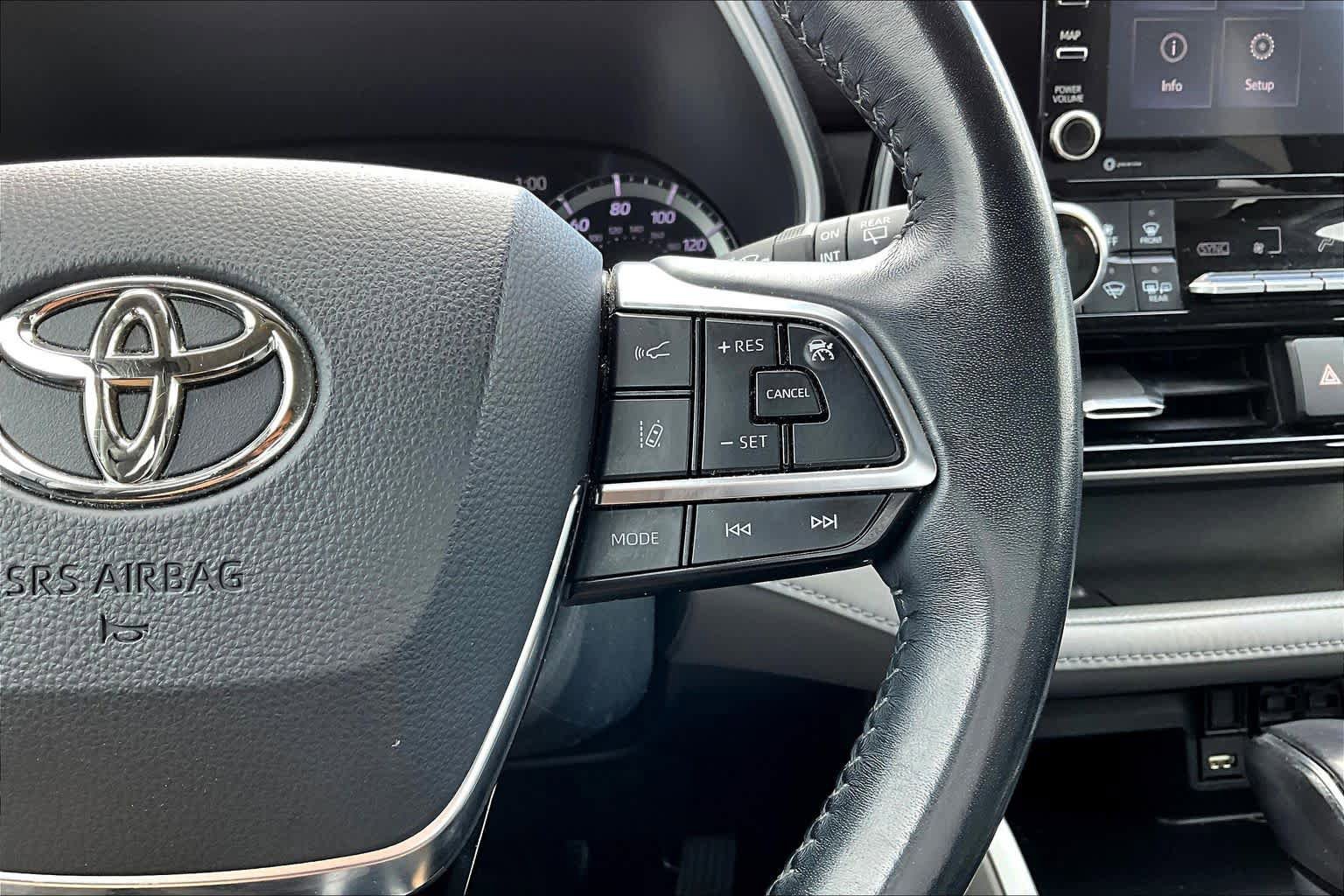 Used 2020 Toyota Highlander XLE FWD image 25
