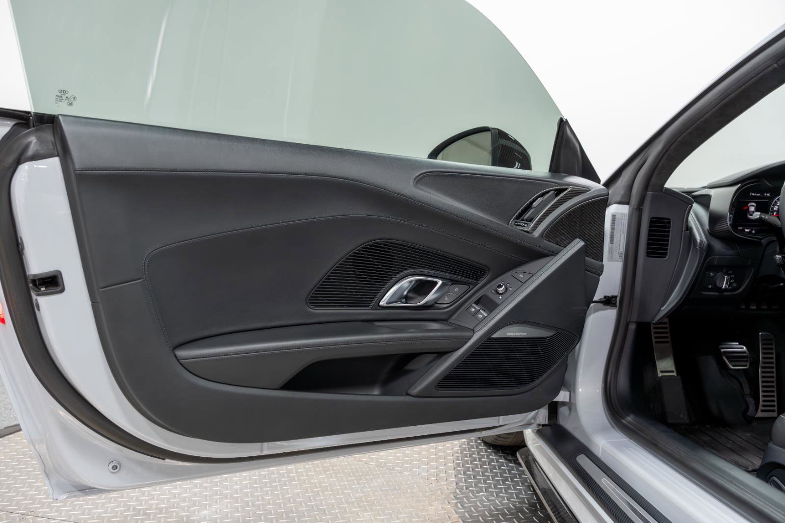 Used 2017 Audi R8 V10 plus w/ Full Leather Package image 91