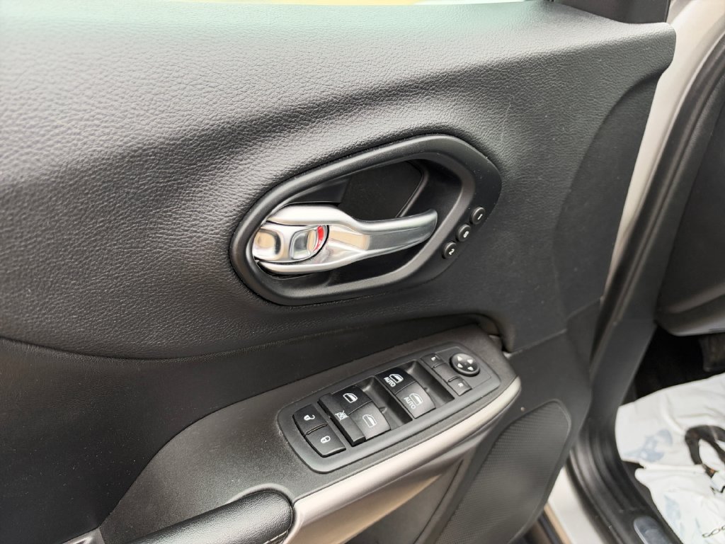 Used 2019 Jeep Cherokee Limited AWD/4WD image 14