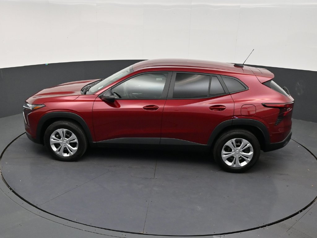 Used 2025 Chevrolet Trax LS FWD image 13