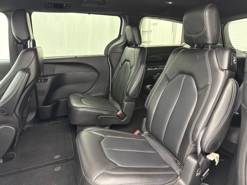 Used 2025 Chrysler Pacifica Select FWD image 16