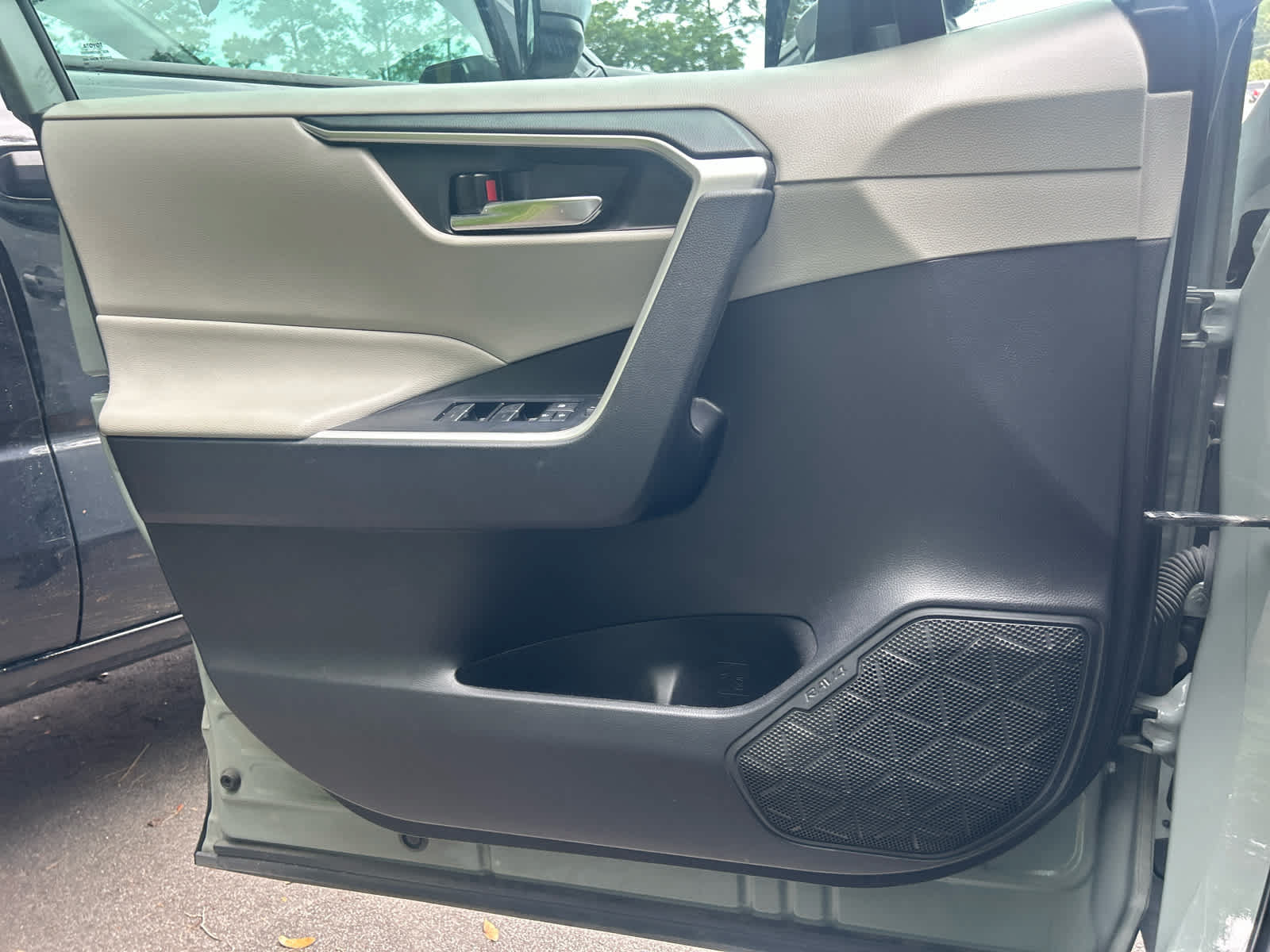 Used 2022 Toyota RAV4 XLE w/ Convenience Package FWD image 12