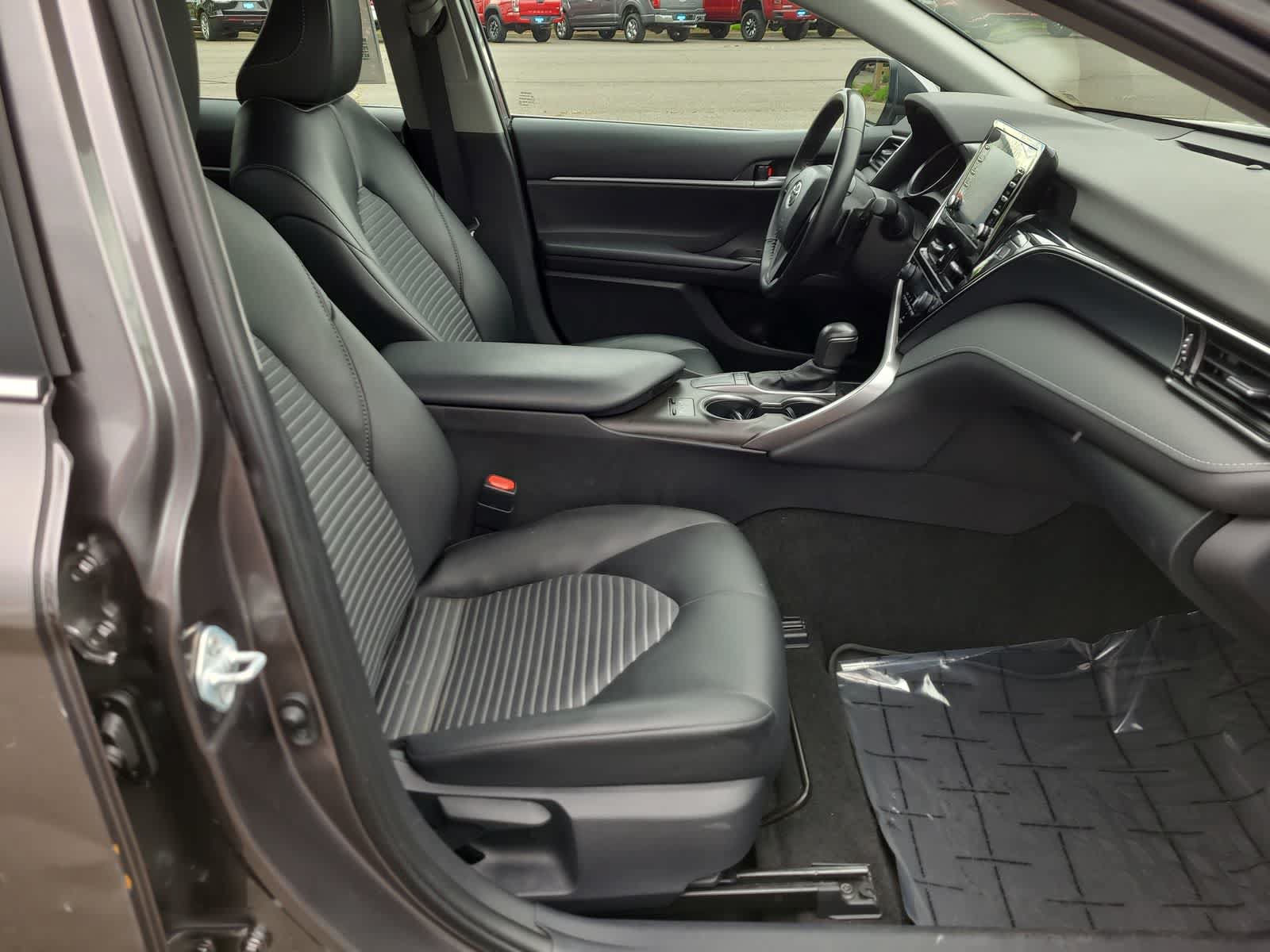 Used 2023 Toyota Camry SE w/ Cold Weather Package FWD image 22