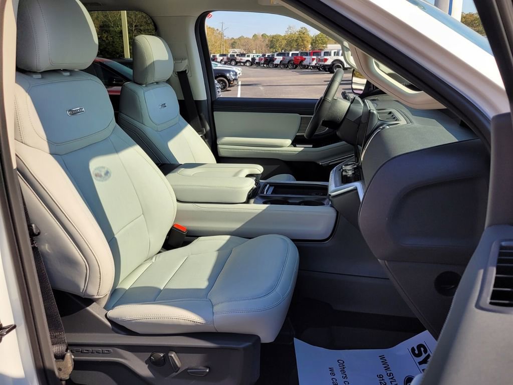New 2025 Ford Expedition Platinum w/ Driver's Package AWD/4WD image 16