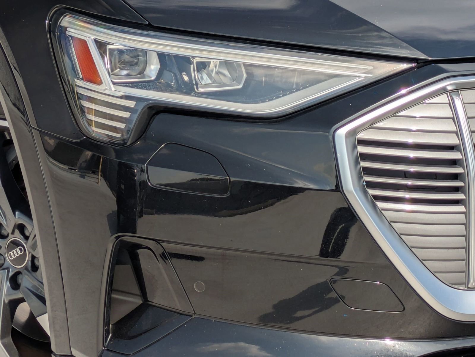 Used 2022 Audi e-tron Premium image 25