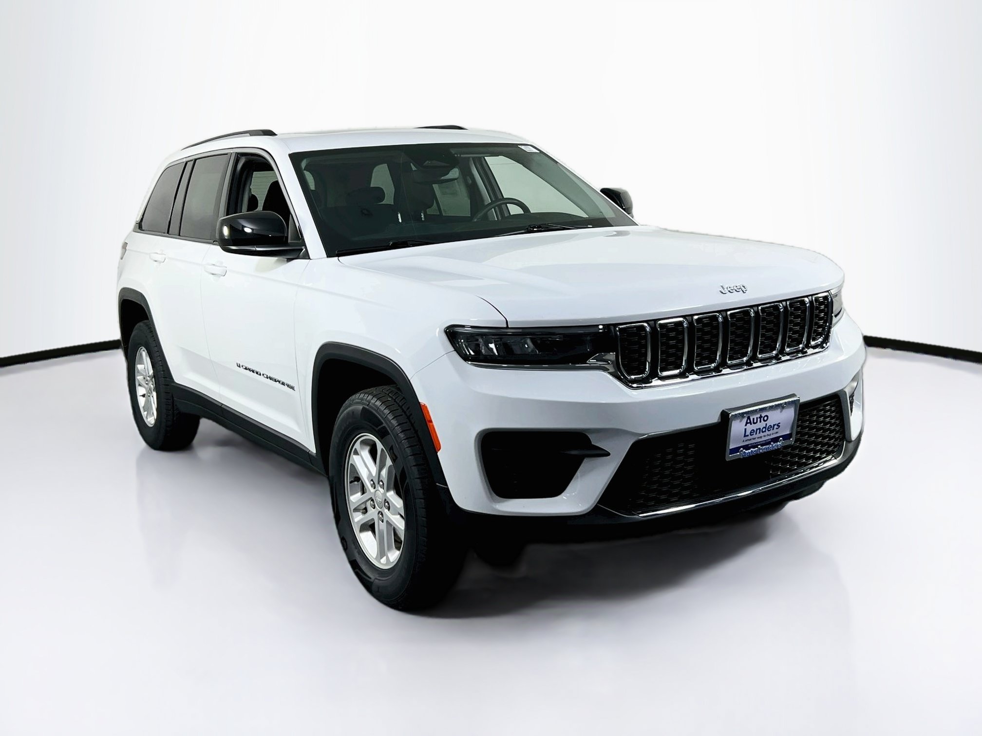 Used 2023 Jeep Grand Cherokee Laredo w/ Luxury Tech Group I AWD/4WD image 3