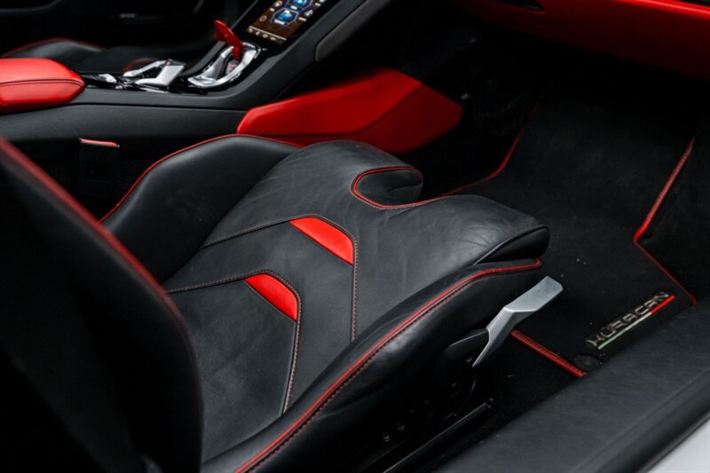 Used 2021 Lamborghini Huracan EVO RWD image 37