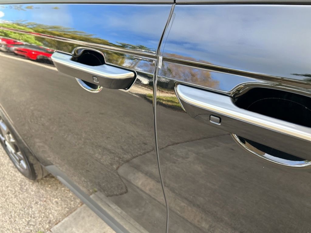 Used 2025 Kia Carnival EX image 26