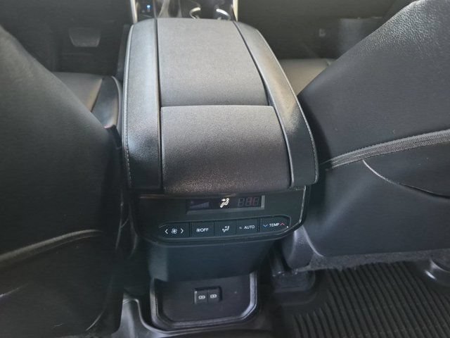 Used 2023 Toyota Highlander XLE AWD/4WD image 16