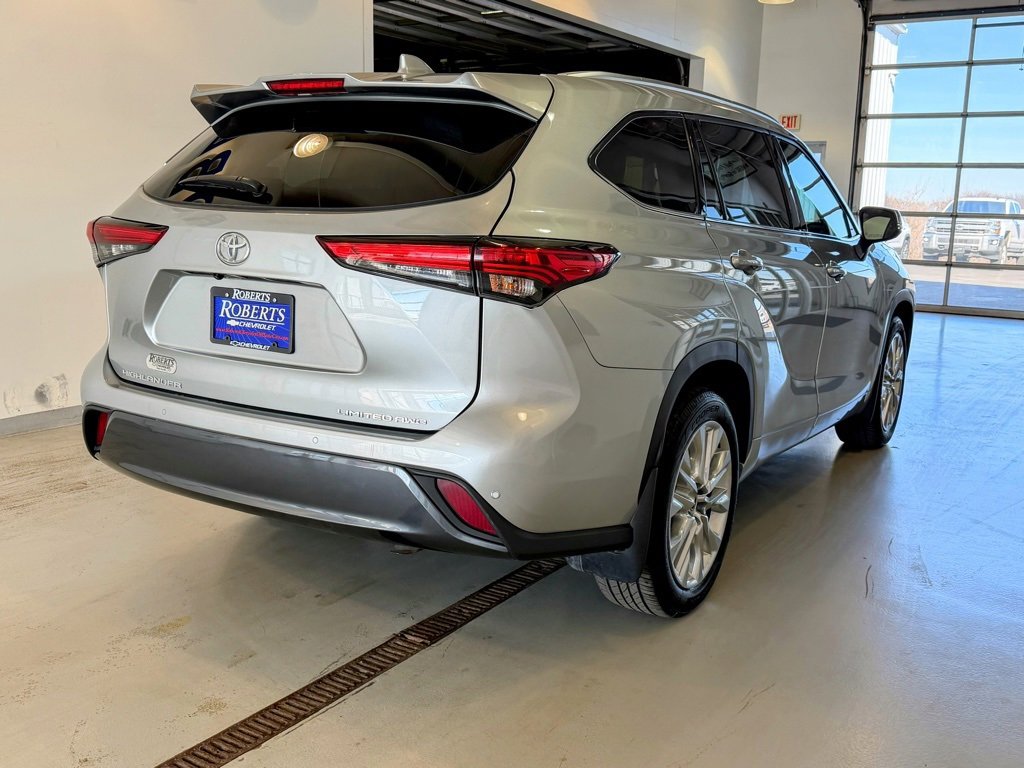 Used 2022 Toyota Highlander Limited image 3