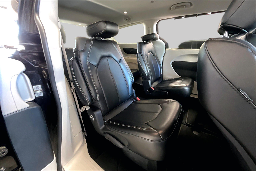 Used 2024 Chrysler Pacifica Touring-L FWD image 17