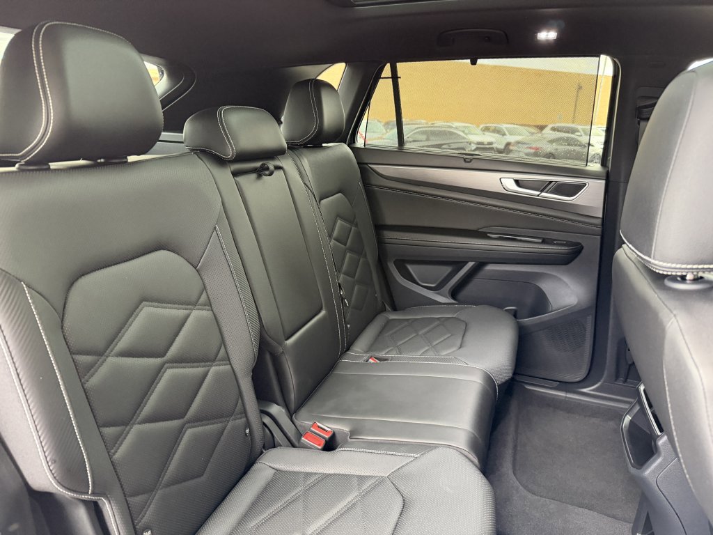 Used 2024 Volkswagen Atlas Cross Sport SE w/ Panoramic Sunroof Package image 38