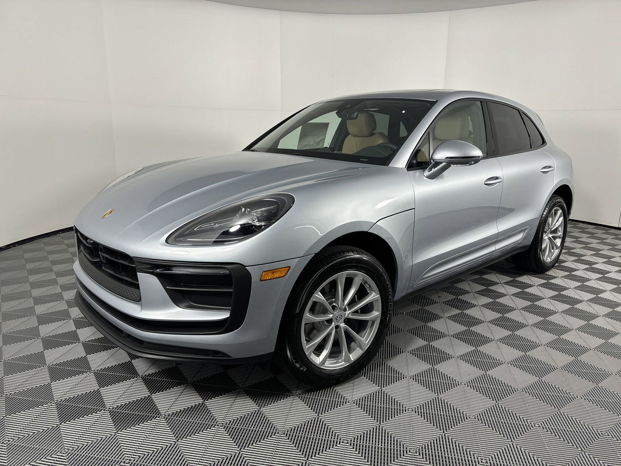 Certified 2025 Porsche Macan image 1