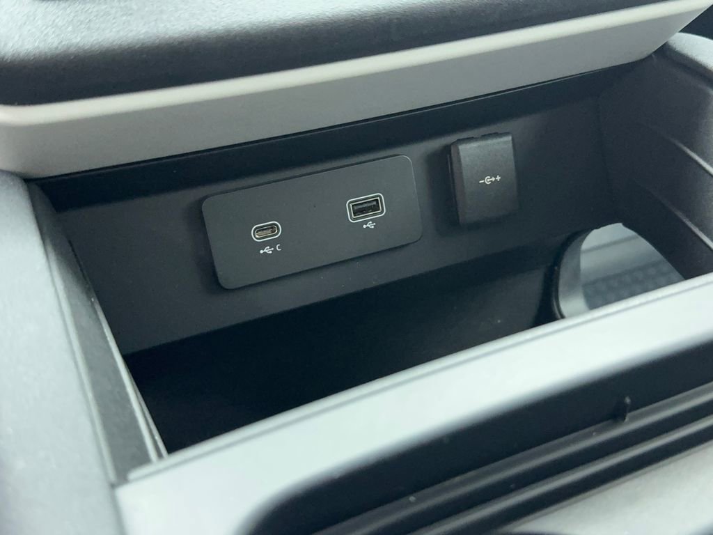 Used 2023 Land Rover Defender 110 SE image 35