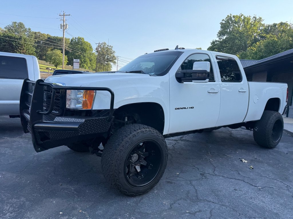 Used 2011 GMC Sierra 2500 Denali w/ Suspension Package, Off-Road AWD/4WD image 5