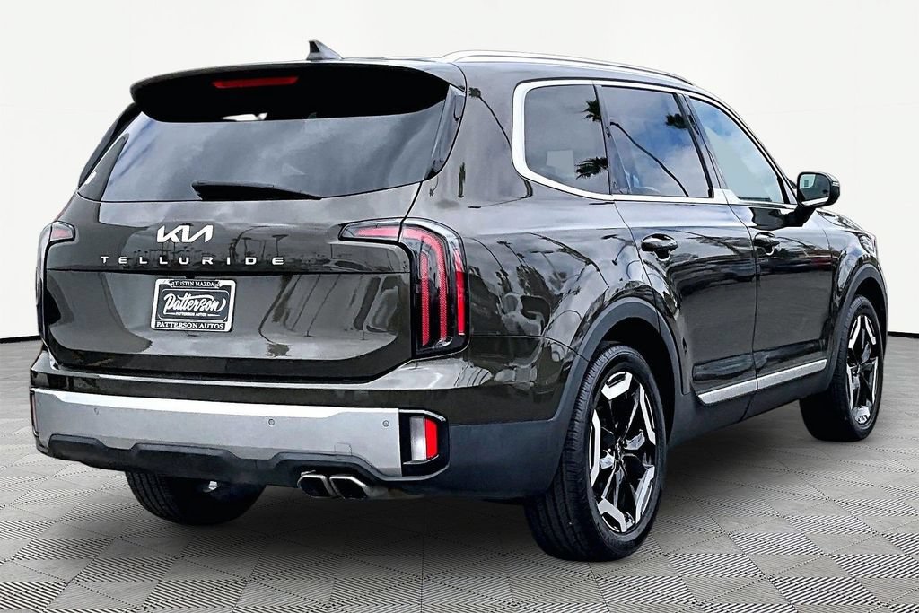 Used 2024 Kia Telluride EX w/ EX Captain's Chair Package FWD image 2