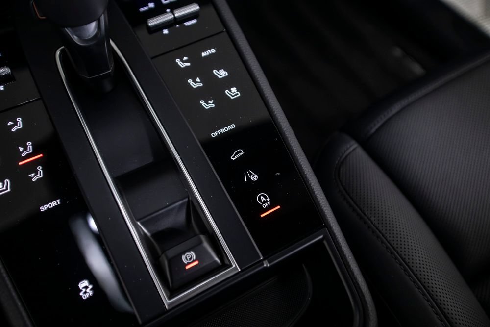 Used 2024 Porsche Macan AWD/4WD image 34