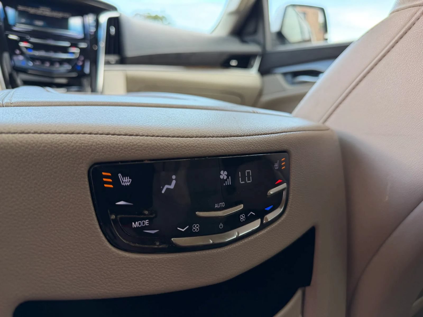 Used 2018 Cadillac Escalade ESV Luxury RWD image 21