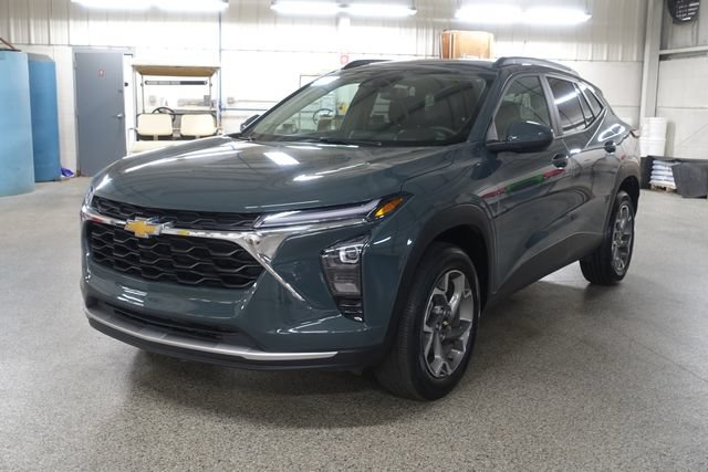Used 2025 Chevrolet Trax LT FWD image 3