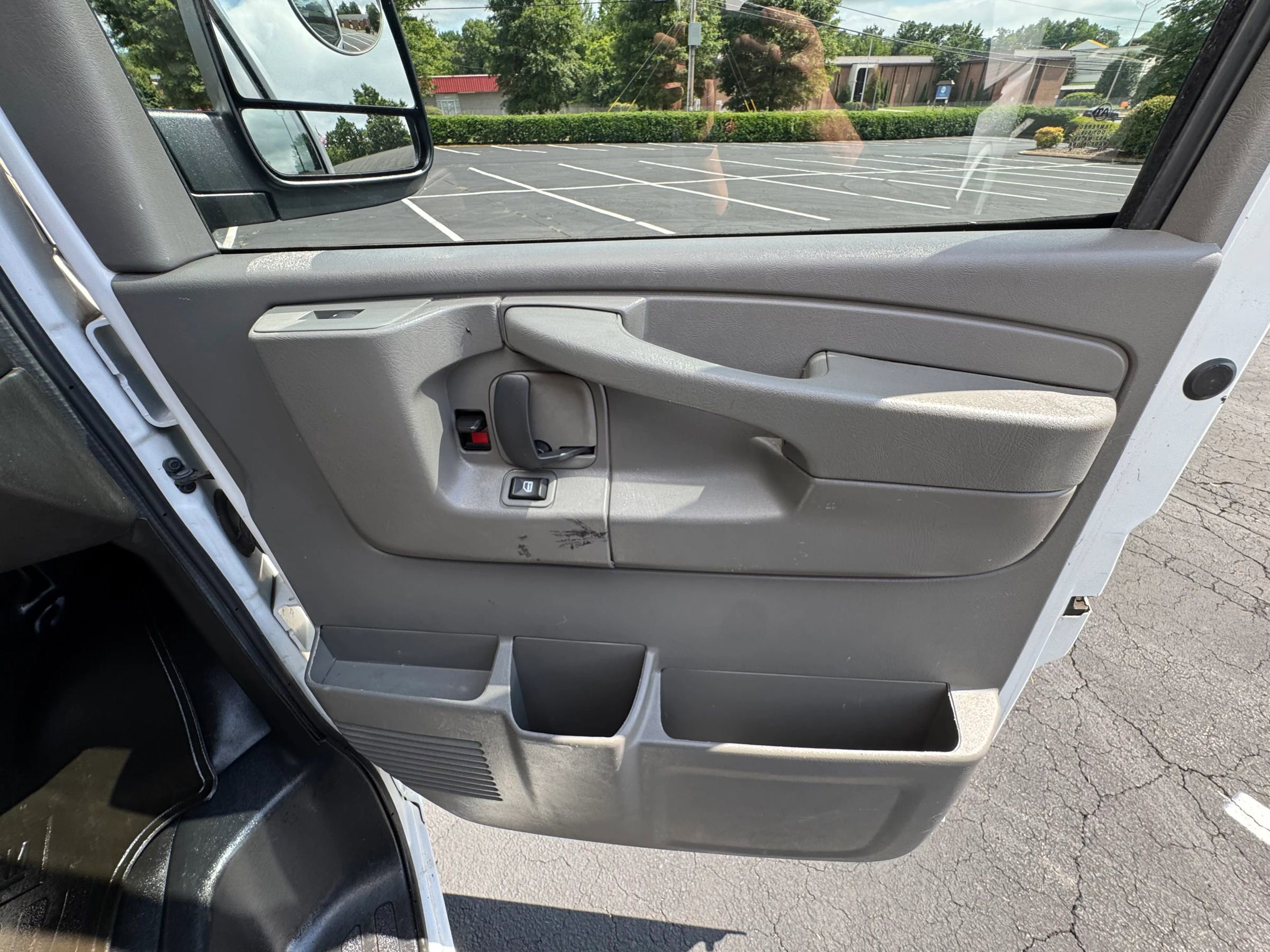 Used 2015 Chevrolet Express 3500 Extended image 16