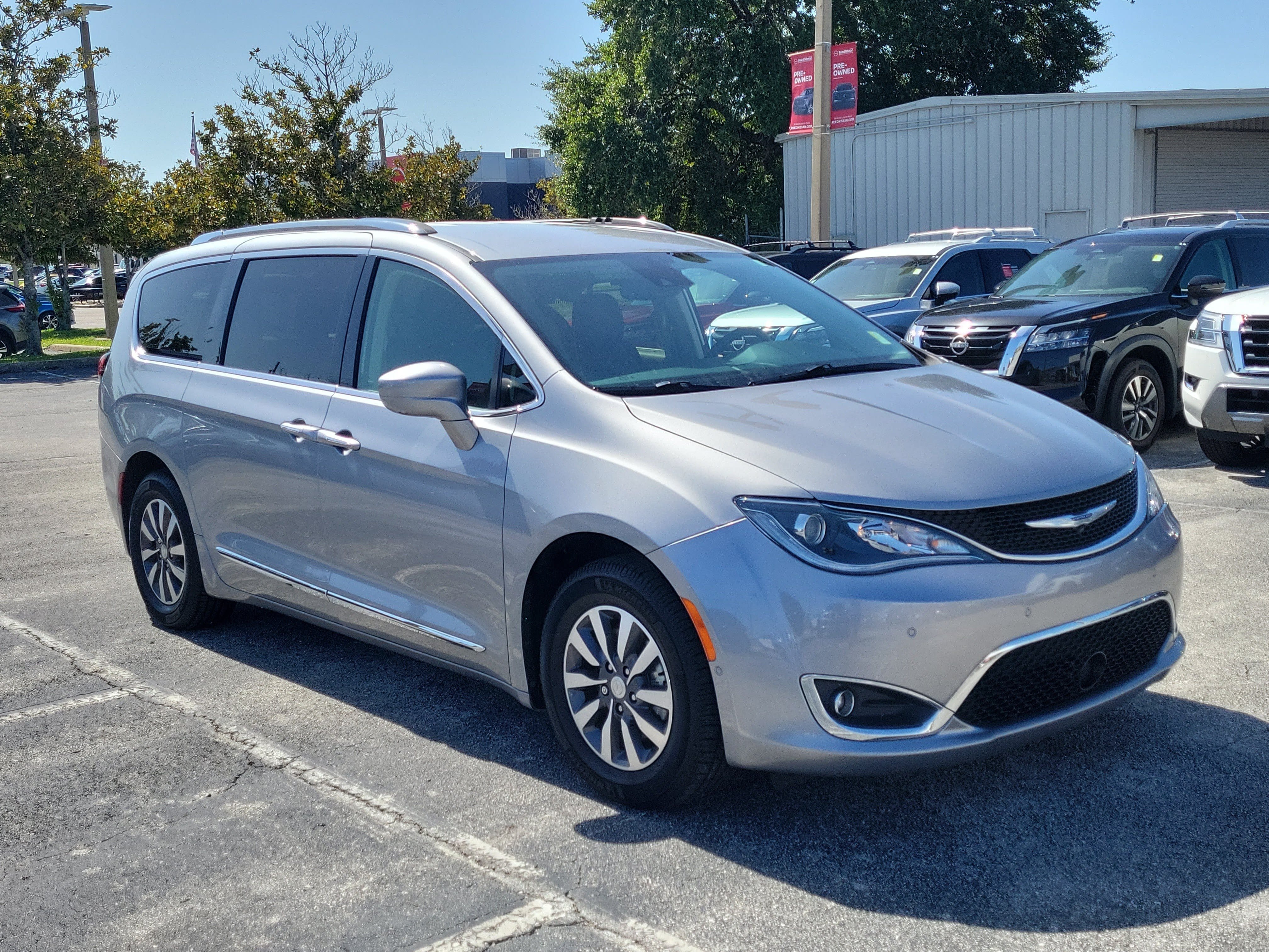 Used 2020 Chrysler Pacifica Touring-L Plus w/ Advanced Safetytec Group FWD image 3