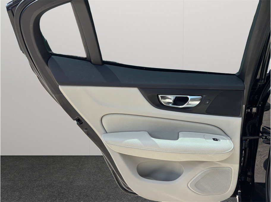 Used 2020 Volvo S60 T5 Momentum FWD image 40