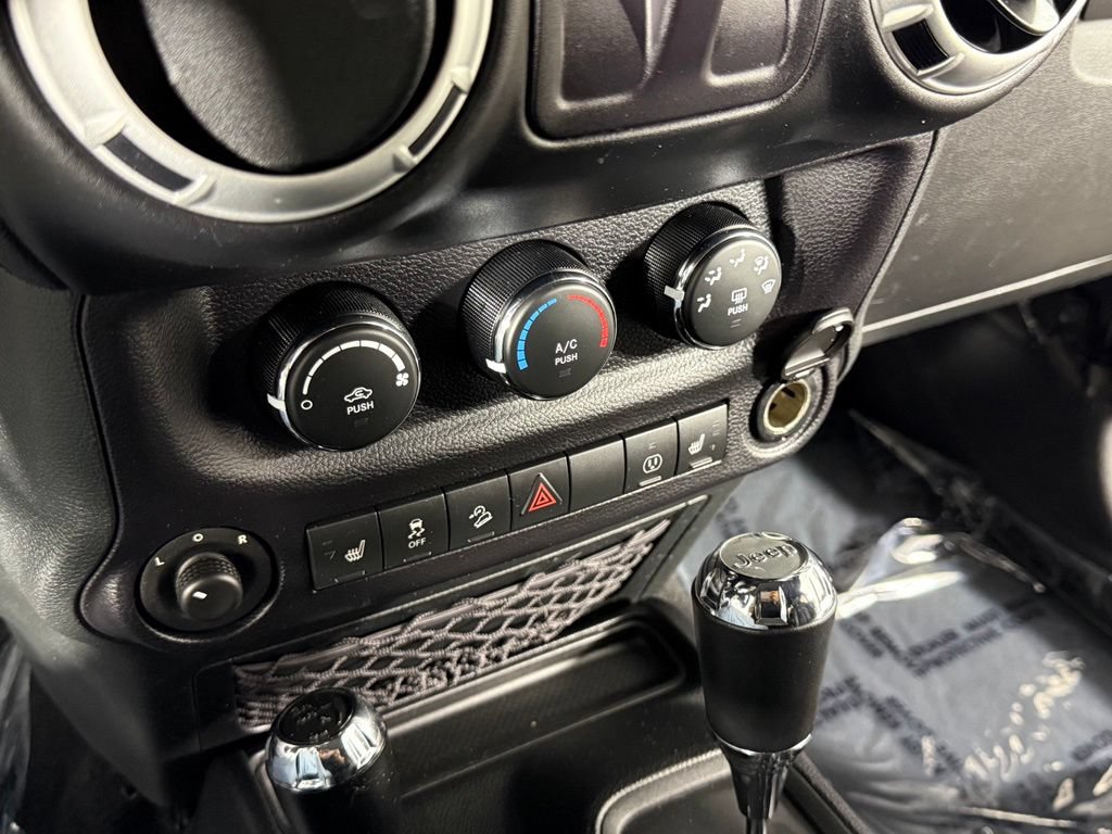 Used 2015 Jeep Wrangler Sahara w/ Connectivity Group AWD/4WD image 15