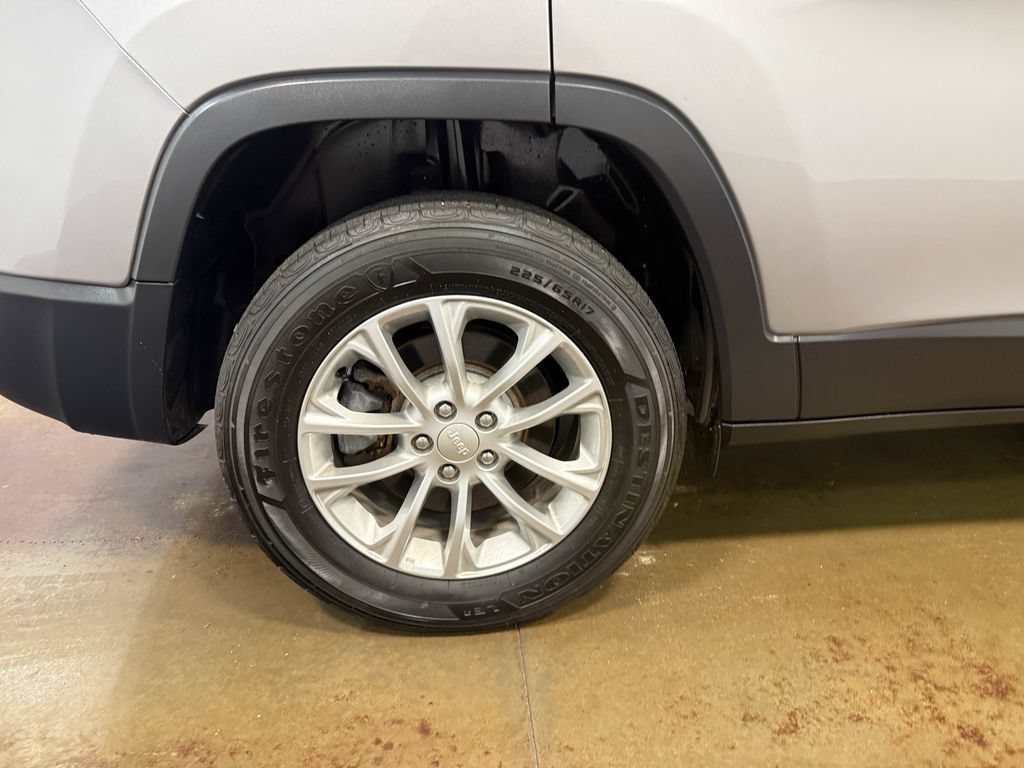 Used 2019 Jeep Cherokee Latitude w/ Comfort & Convenience Group AWD/4WD image 87
