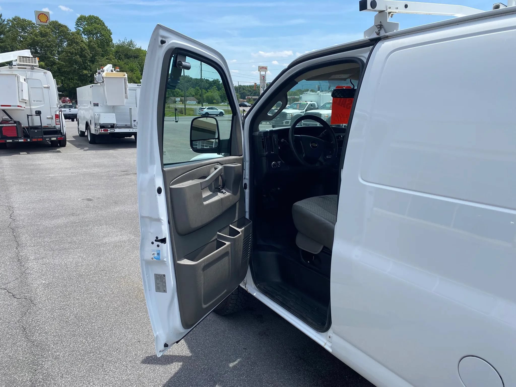 Used 2016 Chevrolet Express 2500 RWD image 7
