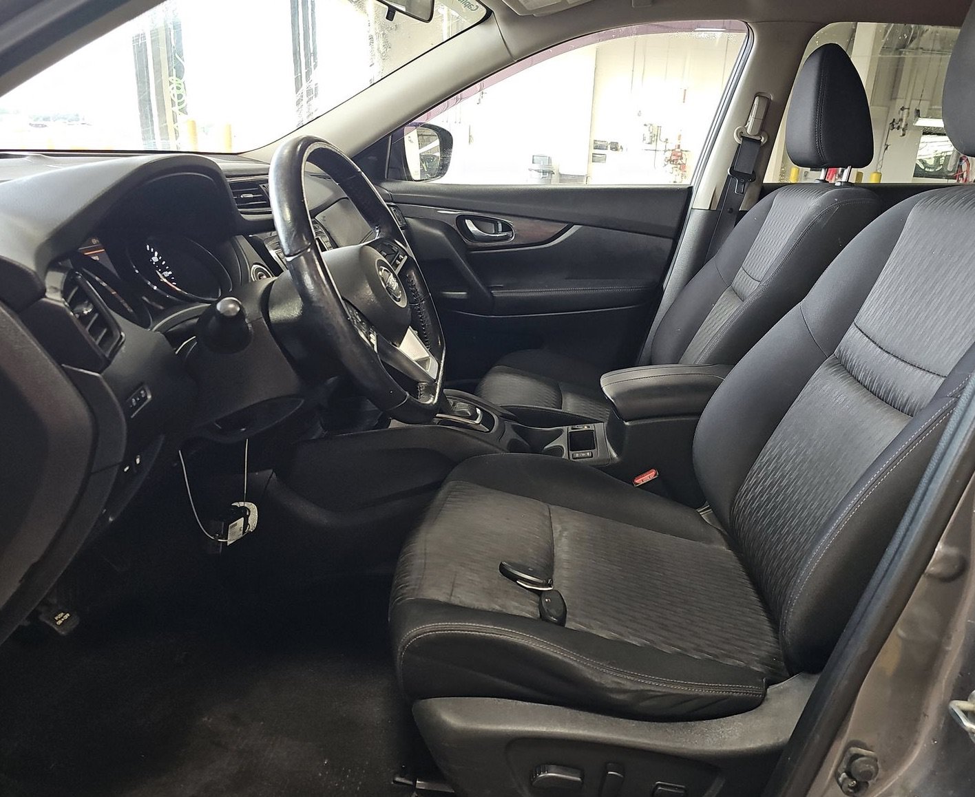 Used 2018 Nissan Rogue SV AWD/4WD image 5
