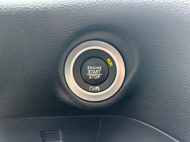 Used 2025 Chrysler Pacifica Select FWD image 28