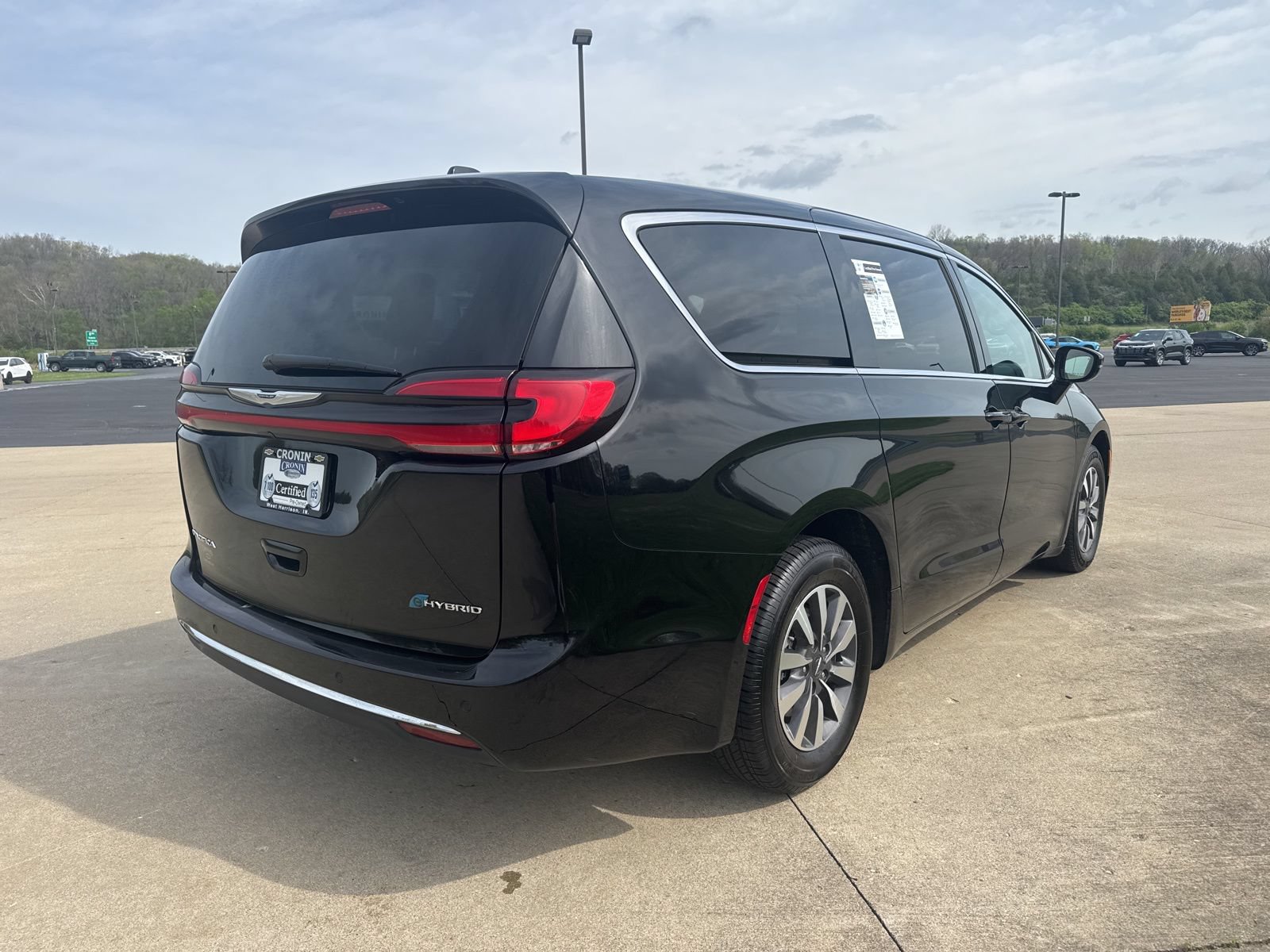 Used 2024 Chrysler Pacifica Limited FWD image 4