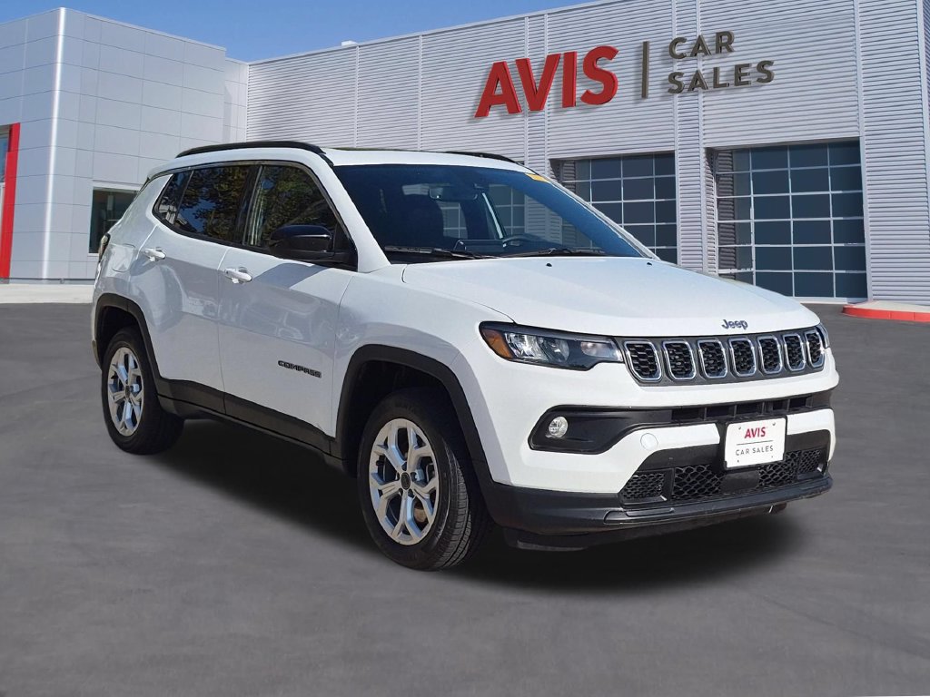 Used 2025 Jeep Compass Latitude w/ Sun & Sound Group AWD/4WD image 3