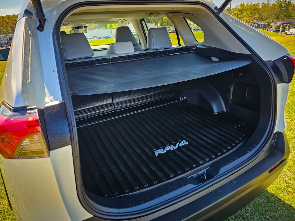 Used 2021 Toyota RAV4 XLE Premium image 35