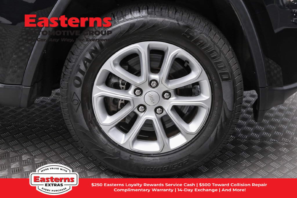 Used 2021 Jeep Grand Cherokee Laredo AWD/4WD image 33