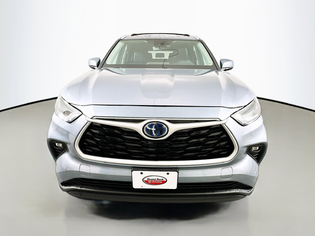 Used 2024 Toyota Highlander XLE FWD image 2