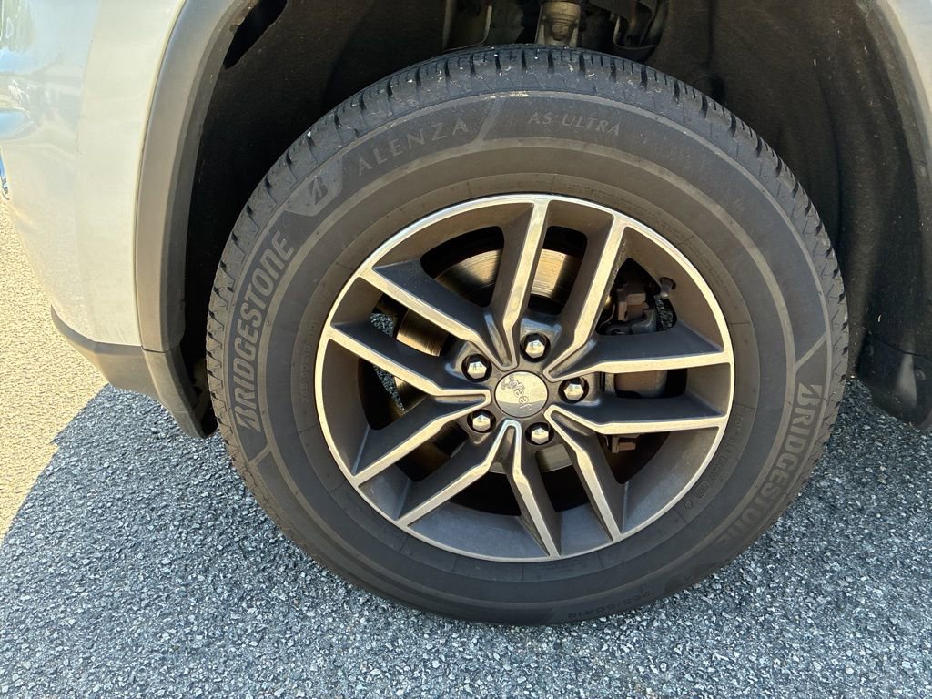 Used 2017 Jeep Grand Cherokee Limited image 9