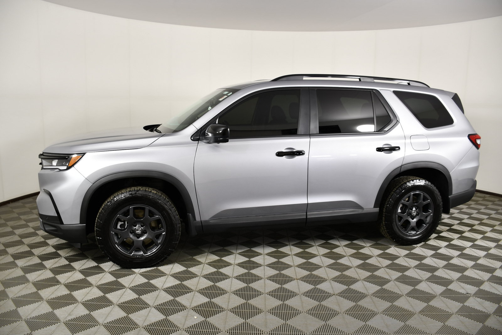 Used 2025 Honda Pilot TrailSport image 9