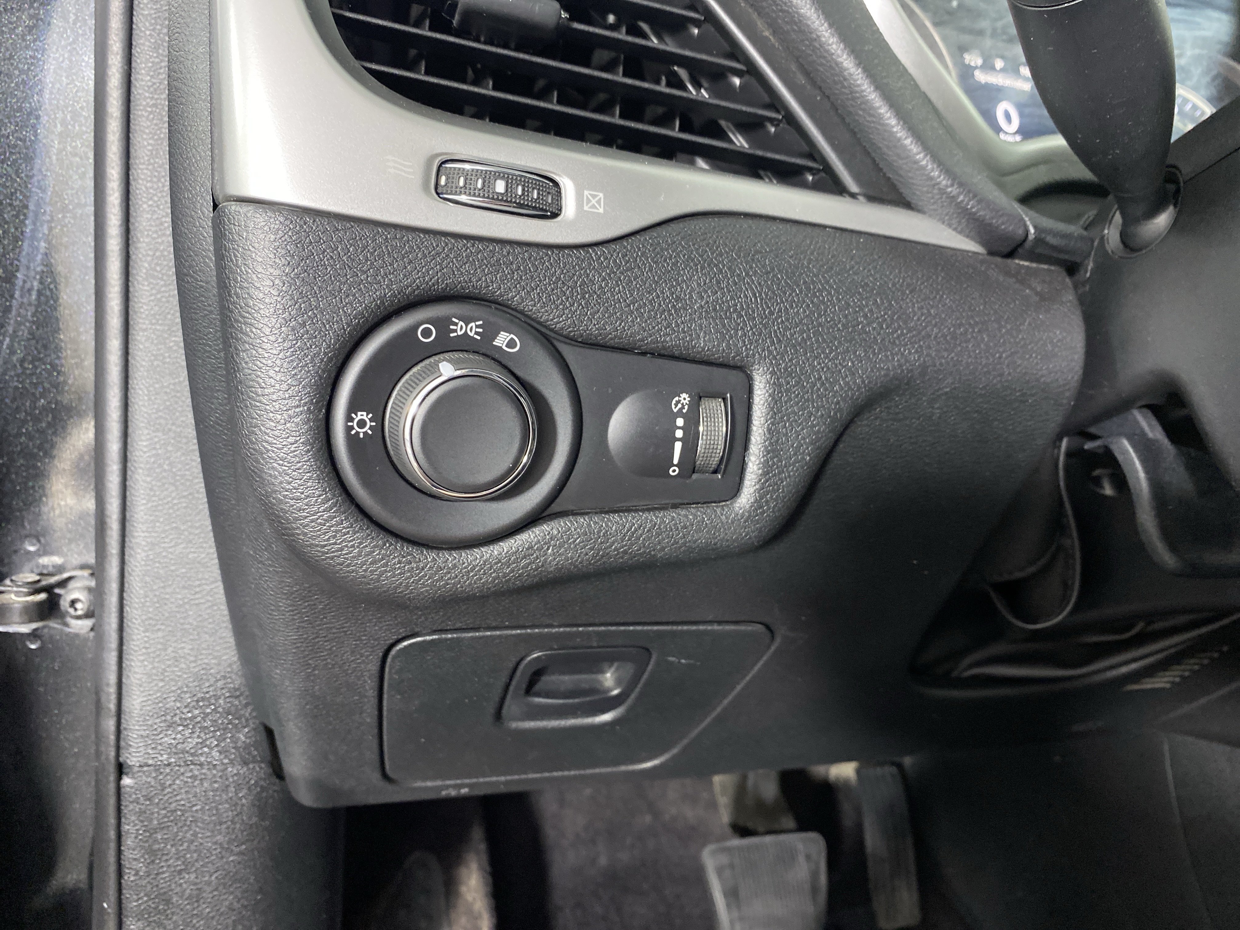 Used 2016 Jeep Cherokee Sport AWD/4WD image 23