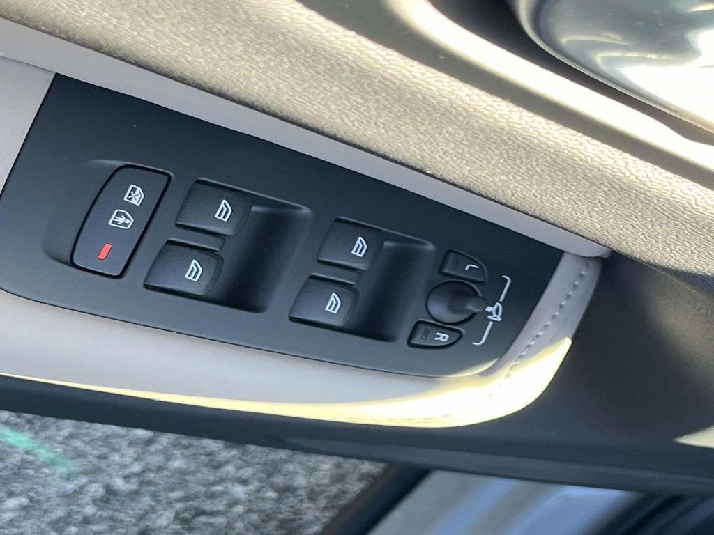 New 2026 Volvo XC60 B5 Plus w/ Climate Package image 21